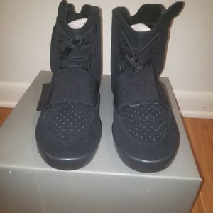 Yeezy 750 pirate black size 11.5
